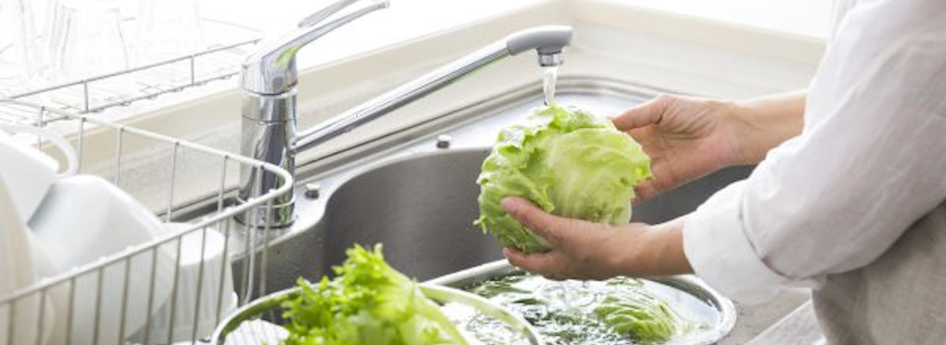 Lavare l’insalata con il bicarbonato? Non serve a ridurre la carica microbica