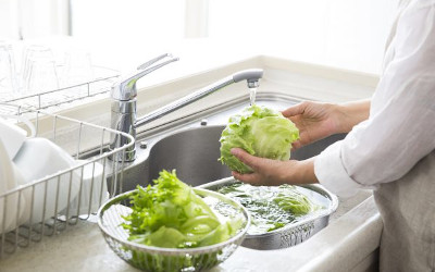 Lavare l’insalata con il bicarbonato? Non serve a ridurre la carica microbica