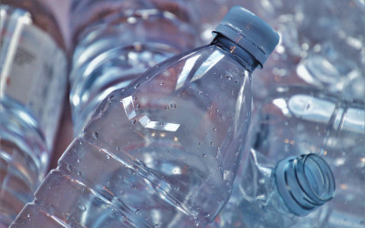 Plastica e Salute: evitare le bottiglie di plastica esposte al sole