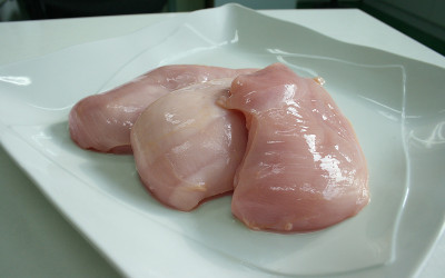 Cosa si nasconde nel petto di pollo del supermercato?