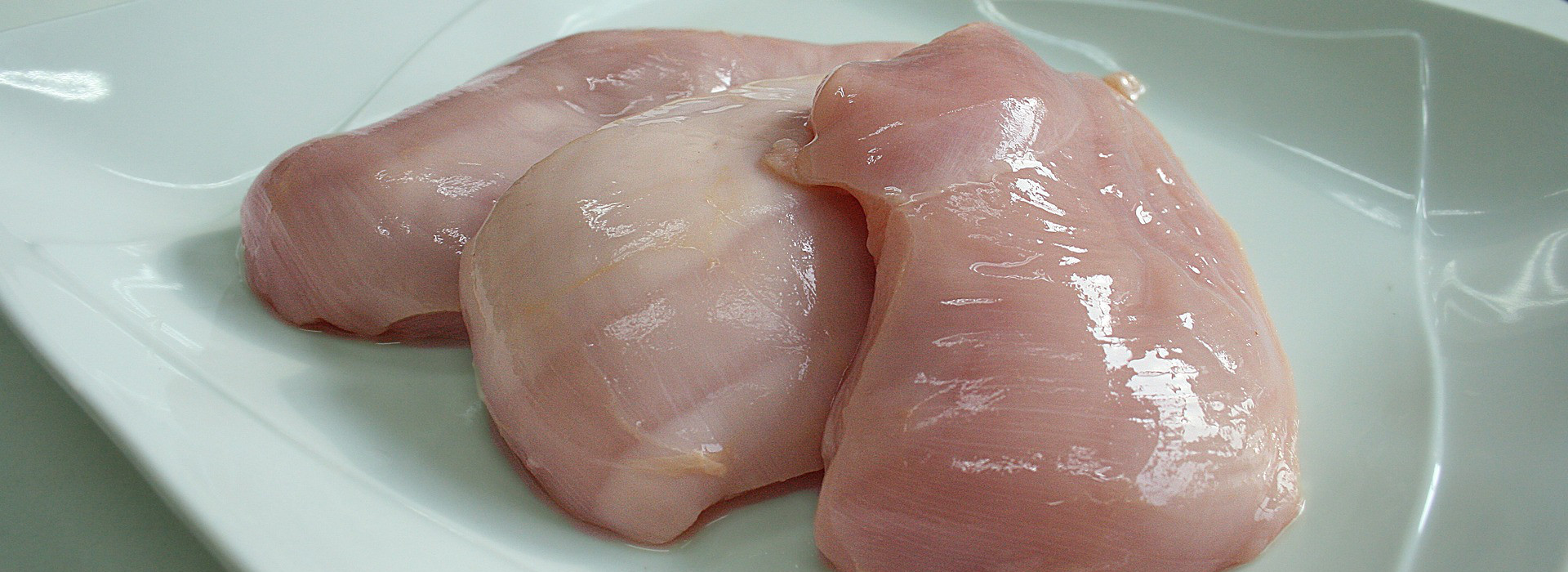 Cosa si nasconde nel petto di pollo del supermercato?
