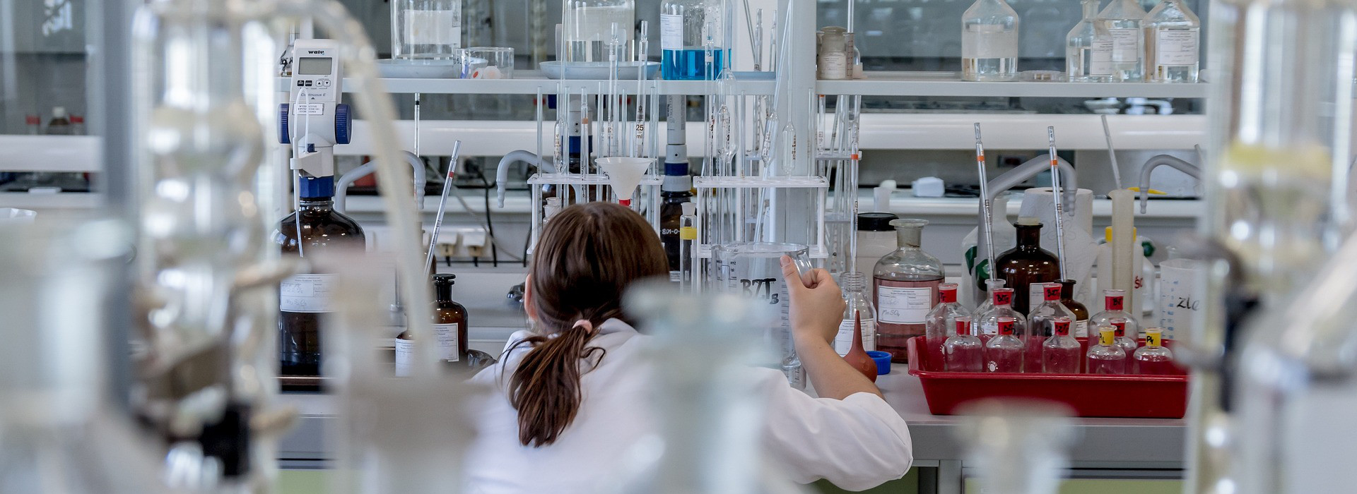 Sicurezza alimentare: l’importanza dei controlli di laboratorio e della conformità alle nuove normative