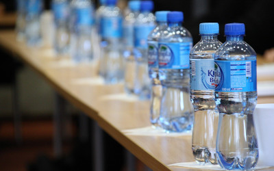 Microplastiche nell’acqua in bottiglia: cosa significa per la salute e come reagire