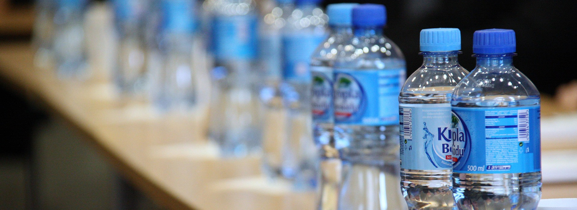 Microplastiche nell’acqua in bottiglia: cosa significa per la salute e come reagire