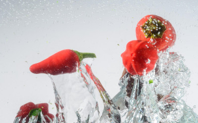 Bere acqua ai pasti fa dimagrire? E il piccante aiuta a mangiare meno?