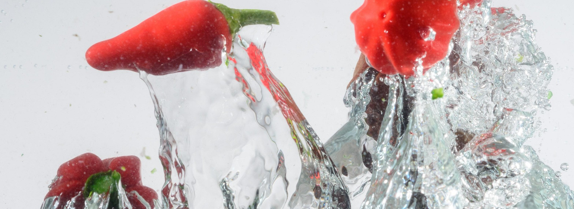 Bere acqua ai pasti fa dimagrire? E il piccante aiuta a mangiare meno? Facciamo chiarezza
