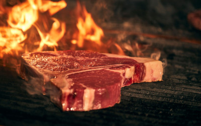 Carne al sangue: quando è sicura e quali rischi non bisogna sottovalutare